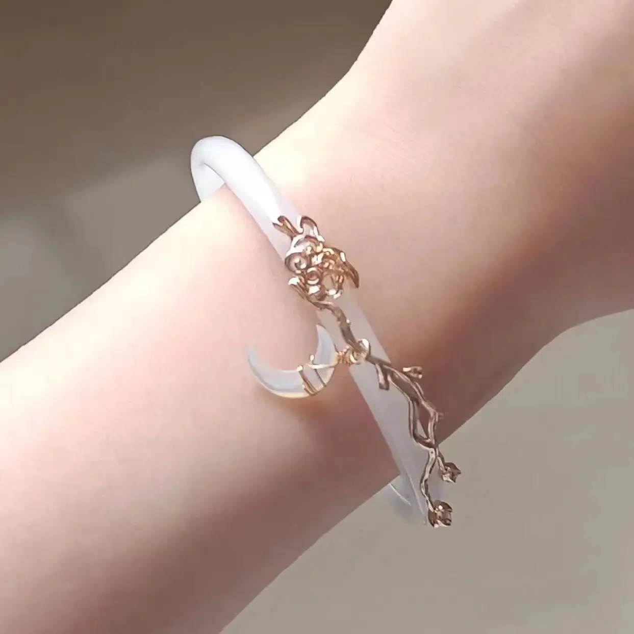 2023 New Chinese Style Vintage Small White Moon Jade Bracelet for Women Summer Charm Round Bracelet Jewelry Gifts
2023 New Chinese Style Vintage Small White Moon Jade Bracelet for Women Summer Charm Round Bracelet Jewelry Gifts