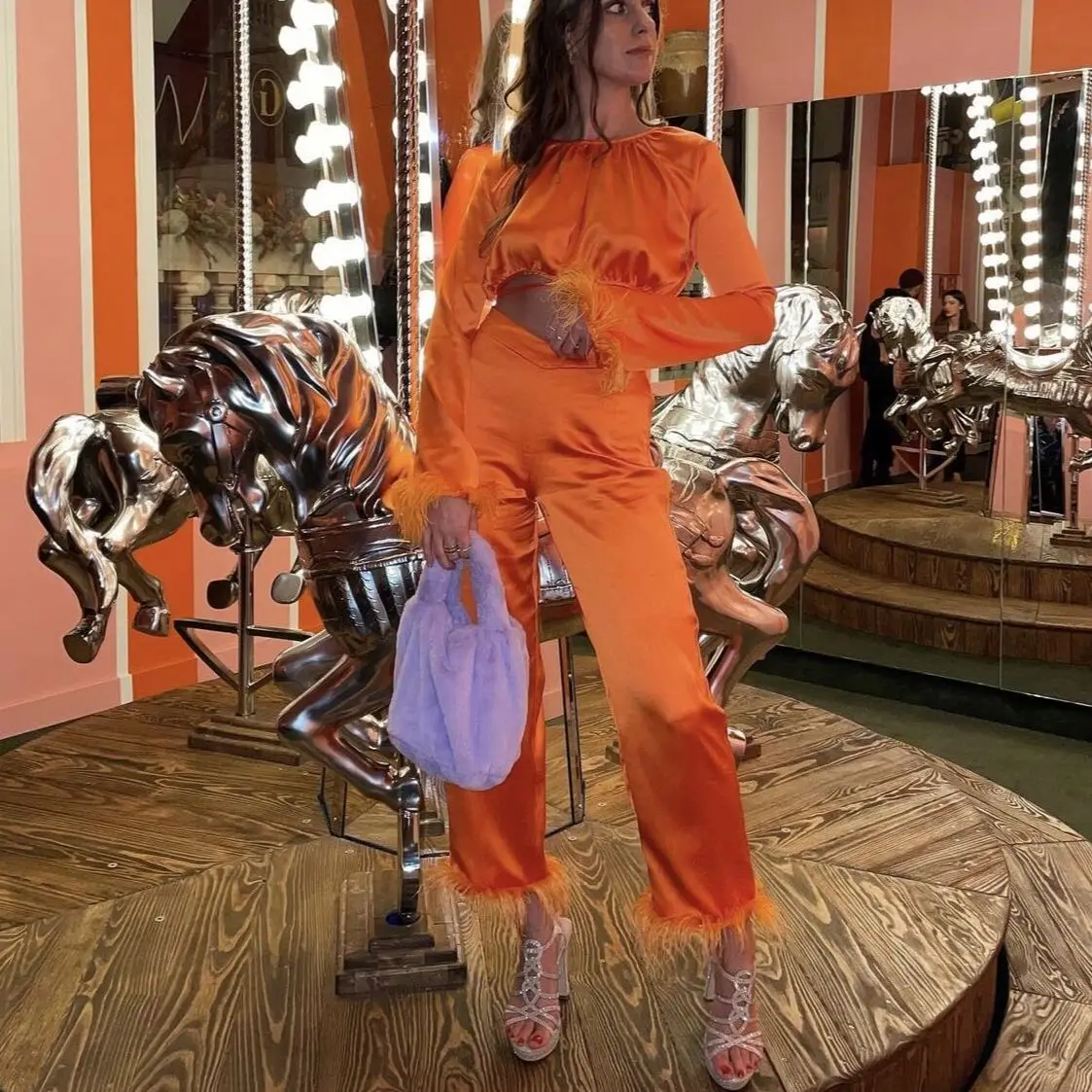 JUNWU Summer Za Women Orange Short Long Sleeve Silk Satin Texture Feather Cuff Top Loose Comfortable Pants Suit Nightclub Style
JUNWU Summer Za Women Orange Short Long Sleeve Silk Satin Texture Feather Cuff Top Loose Comfortable Pants Suit Nightclub Style