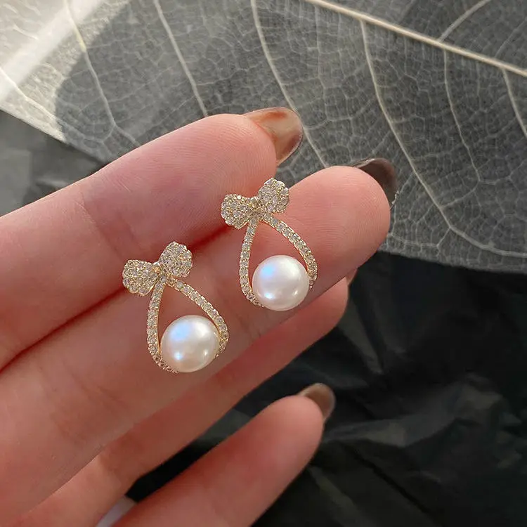 2022 New Fashion Full Rhinestone Golden Bow Pearl Earrings for Woman Cute Bow Stud Earrings Wedding Jewelry Wholesale Gift
2022 New Fashion Full Rhinestone Golden Bow Pearl Earrings for Woman Cute Bow Stud Earrings Wedding Jewelry Wholesale Gift