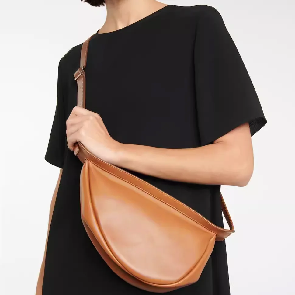 BANANA BAG THERMOW trendy THE ROW bag crossbody bag shoulder bag for men and women 
BANANA BAG THERMOW trendy THE ROW bag crossbody bag shoulder bag for men and women