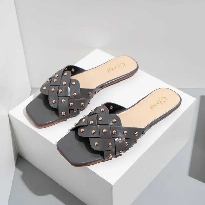 Summer Hot Sale Women Slippers Fashion Rivet Hollow Flat Sandals Solid Casual Large Size Beach Shoes Flip Flops Designer Slides
Summer Hot Sale Women Slippers Fashion Rivet Hollow Flat Sandals Solid Casual Large Size Beach Shoes Flip Flops Designer Slides