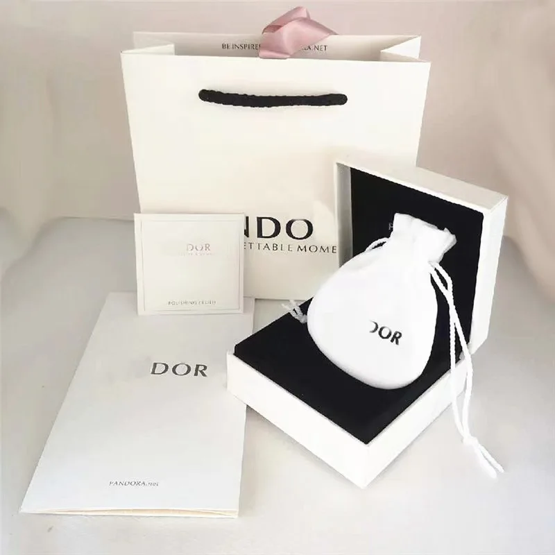 The original logo of the Pandora 5-piece gift box Charms women's floral wreath Exquisite Kashmir ring bag Jewelry collection box
The original logo of the Pandora 5-piece gift box Charms women's floral wreath Exquisite Kashmir ring bag Jewelry collection box