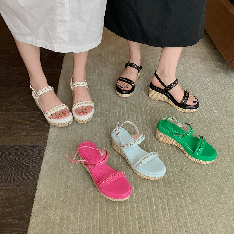 Stylish Wedge-Heeled Sandals Metal Trim T-Strap For Casual Outdoor Beach Slip-On Slippers 2022 Summer Bombshell Patform Slipper
Stylish Wedge-Heeled Sandals Metal Trim T-Strap For Casual Outdoor Beach Slip-On Slippers 2022 Summer Bombshell Patform Slipper