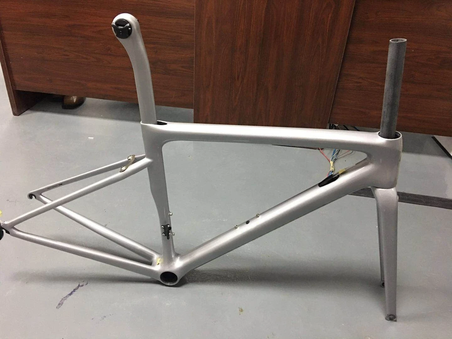 T1100 Rim Brake SL6 Carbon Frame Road Bike Frameset Carbon Bicycle Frame 60 Colors Available
T1100 Rim Brake SL6 Carbon Frame Road Bike Frameset Carbon Bicycle Frame 60 Colors Available