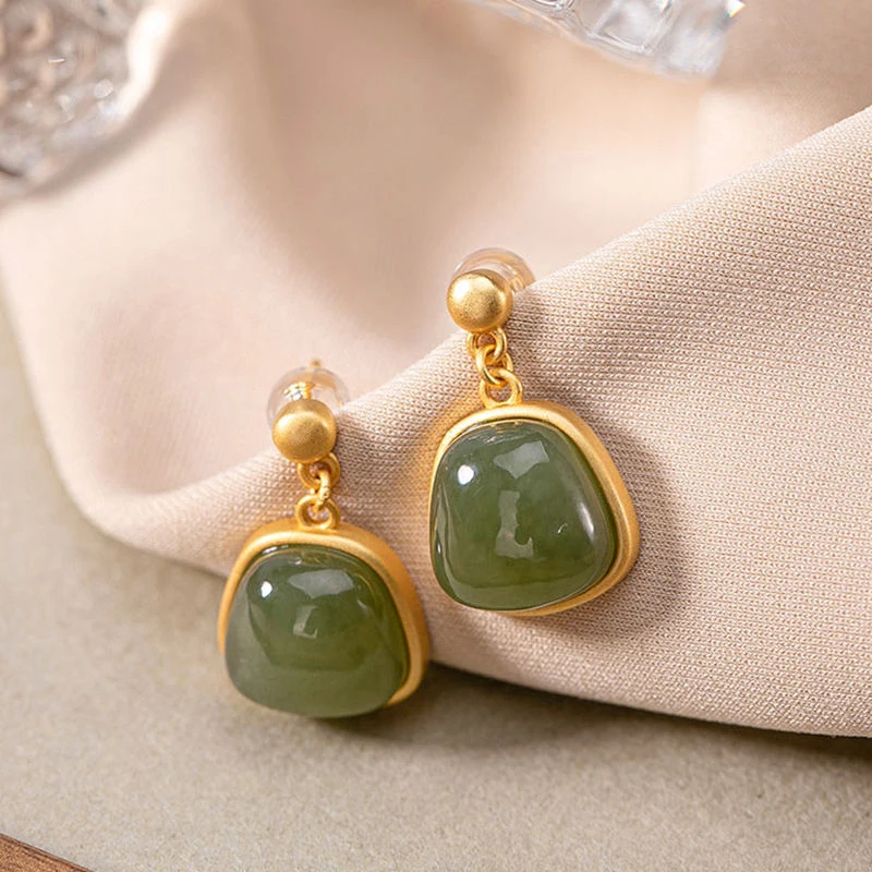 Creative design inlaid Hetian chalcedony oval earrings unique ancient gold craftsmanship light luxury charm women's jewelry
Creative design inlaid Hetian chalcedony oval earrings unique ancient gold craftsmanship light luxury charm women's jewelry