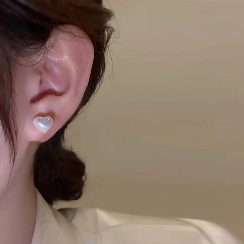 Light luxury high-end mermaid pearl love heart silver needle earrings female new trendy design simple stud earrings
Light luxury high-end mermaid pearl love heart silver needle earrings female new trendy design simple stud earrings