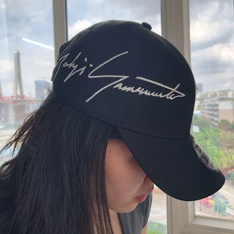 Yohji Yamamoto Y-3 Co Фирменная вышитая шляпа с изогнутым козырьком для мужчин и женщин, кепка с солнцезащитным козырьком, бейсболка
Yohji Yamamoto Y-3 Co Фирменная вышитая шляпа с изогнутым козырьком для мужчин и женщин, кепка с солнцезащитным козырьком, бейсболка