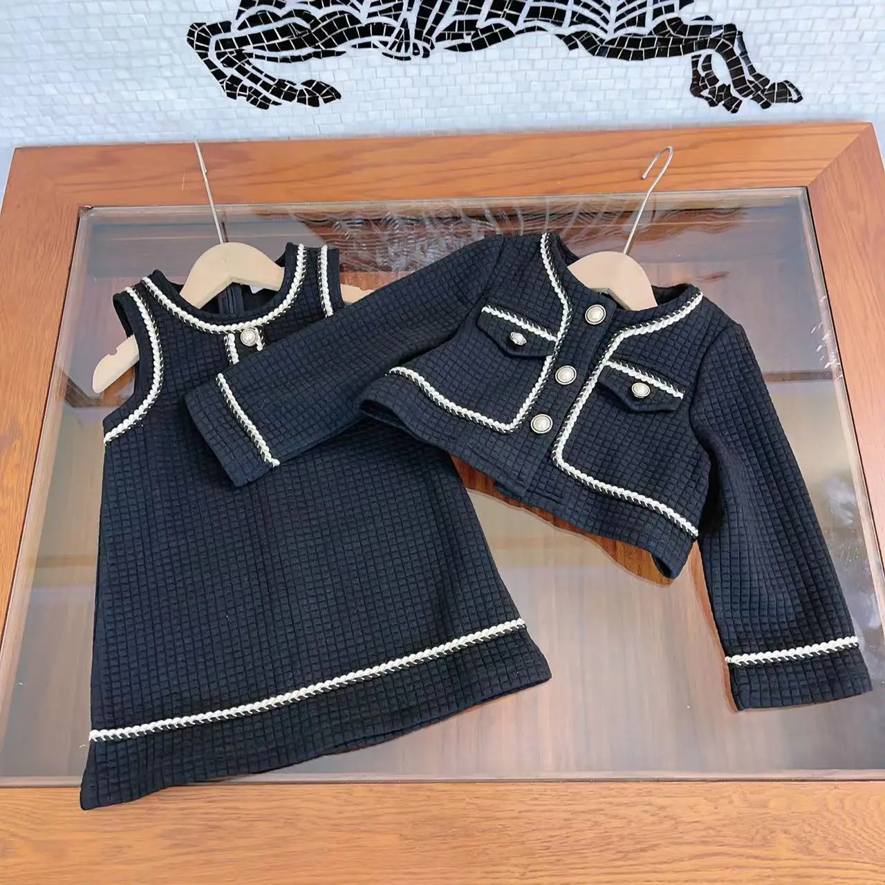 Popular children's clothing 2022 early autumn new products small fragrance sweet girl two-piece fashion suit skirt
Popular children's clothing 2022 early autumn new products small fragrance sweet girl two-piece fashion suit skirt