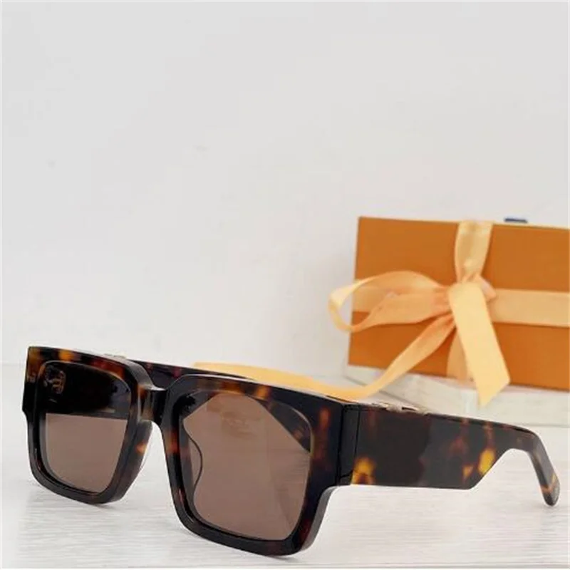 2023Designer Men and women sunglasses Summer fashion 1739 new classic unique design Sunglasses quality Luxury Protective glasses
2023Designer Men and women sunglasses Summer fashion 1739 new classic unique design Sunglasses quality Luxury Protective glasses