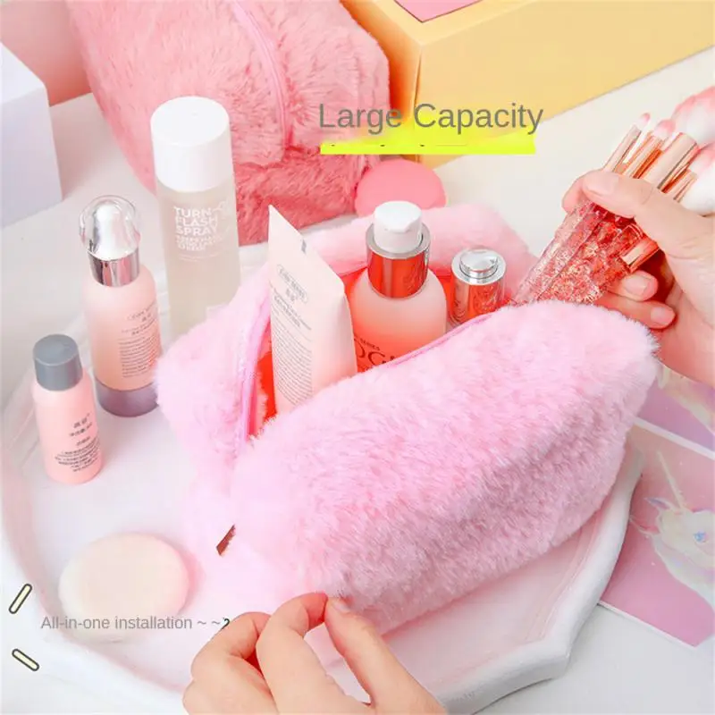 Милая мягкая сумка для хранения, плюшевая вместительная косметичка, дорожная сумка для ручек, косметичка, портативная ручная сумка для губной помады
Милая мягкая сумка для хранения, плюшевая вместительная косметичка, дорожная сумка для ручек, косметичка, портативная ручная сумка для губной помады