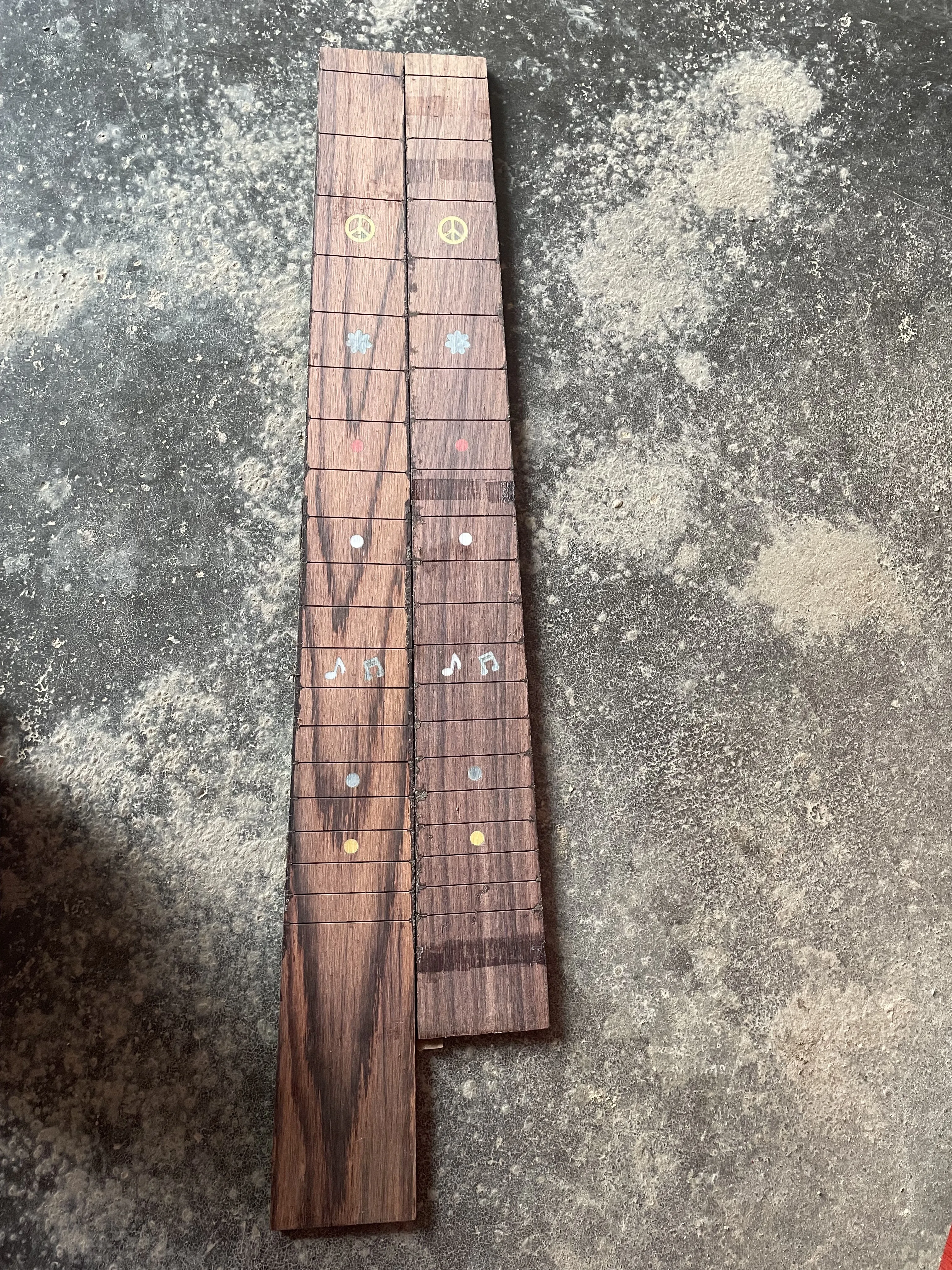 1 шт., грифельная доска для электрогитары
1 шт., грифельная доска для электрогитары