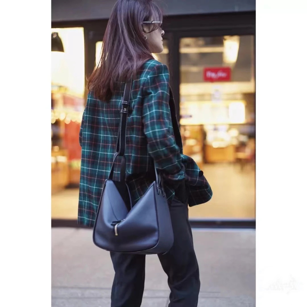 High Quality Fashion Hammock Bag Handmade Leather Drawstring Bucket Bag Shoulder Messenger Large Capacity Portable Casual Bag
High Quality Fashion Hammock Bag Handmade Leather Drawstring Bucket Bag Shoulder Messenger Large Capacity Portable Casual Bag