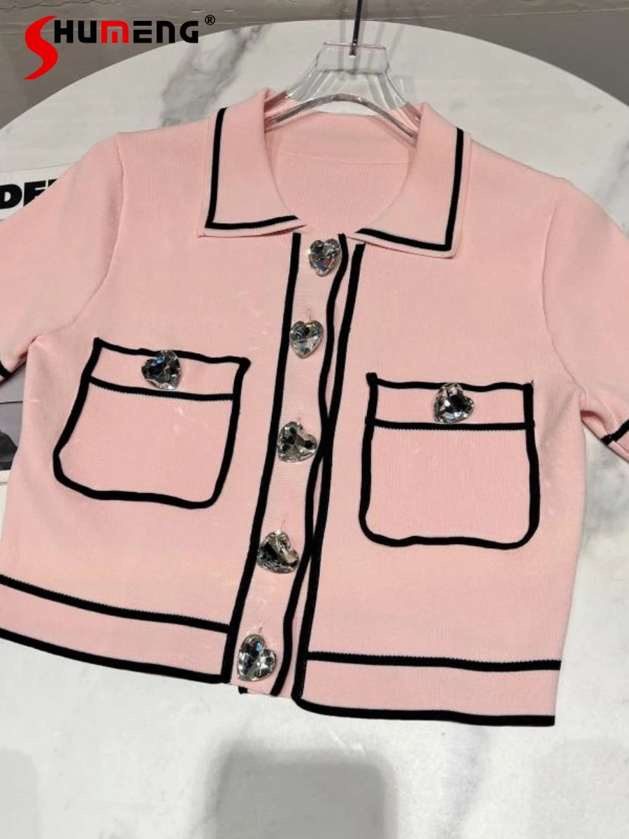 2022 Summer New Rhinestone Heart Buckle Double Pocket Design Temperament Knitted T-shirt Short Sleeve Loose Elegant Fashion Tops
2022 Summer New Rhinestone Heart Buckle Double Pocket Design Temperament Knitted T-shirt Short Sleeve Loose Elegant Fashion Tops