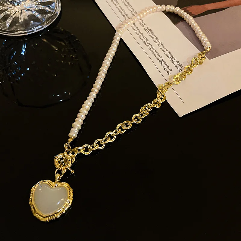 Retro Baroque freshwater pearl splicing clavicle chain European and American fashion personality metalchainheart-shaped necklace
Retro Baroque freshwater pearl splicing clavicle chain European and American fashion personality metalchainheart-shaped necklace