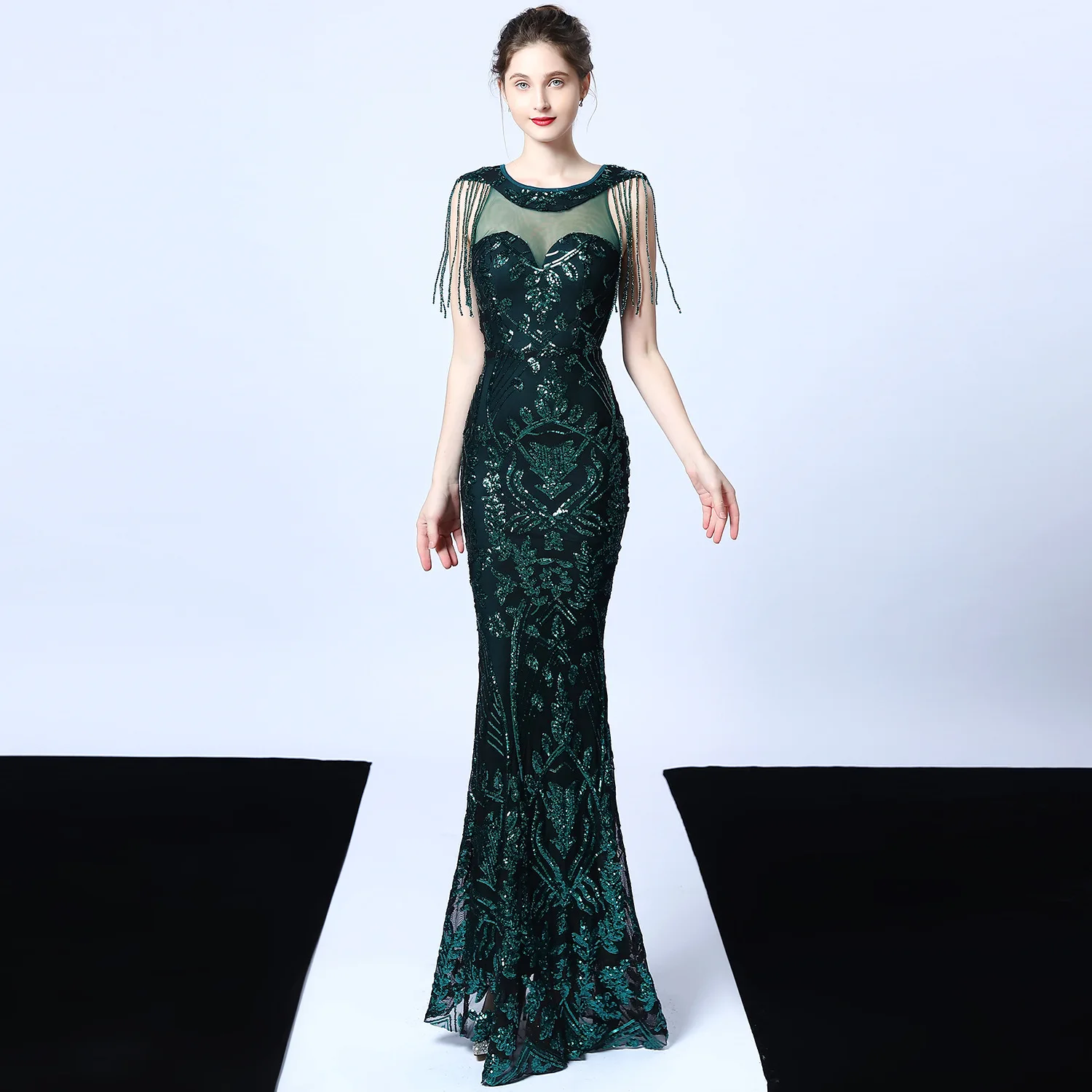 Sparkly Emerald Green Evening Dresses Sequins Applique Tassel Mermaid Fishtail Prom Reception Gowns robe vert émeraude
Sparkly Emerald Green Evening Dresses Sequins Applique Tassel Mermaid Fishtail Prom Reception Gowns robe vert émeraude
