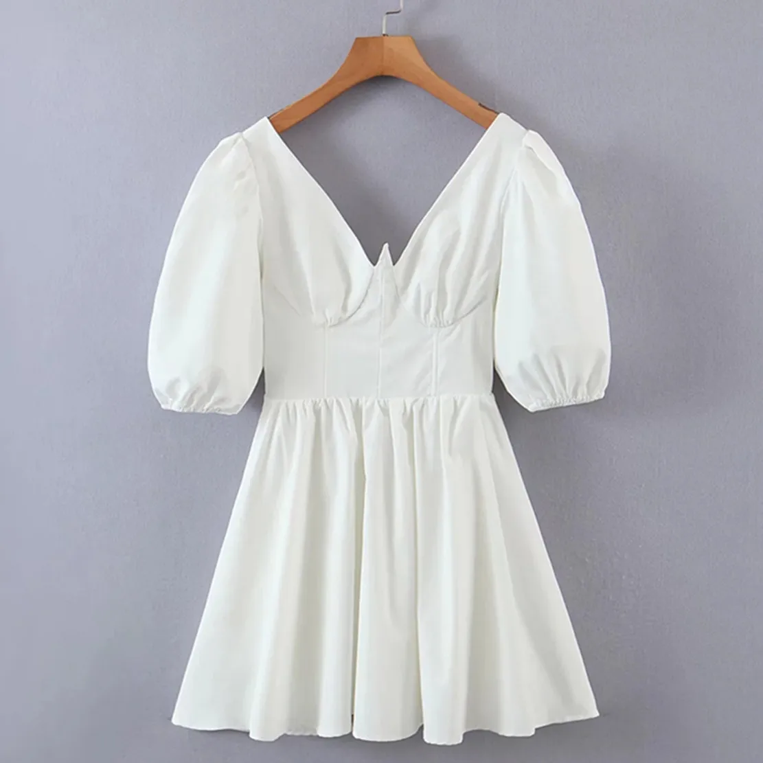 Withered French Ins Fashion Blogger French Style Retro Suqare Collar Collect Backless White Sexy Mini Dress Women
Withered French Ins Fashion Blogger French Style Retro Suqare Collar Collect Backless White Sexy Mini Dress Women