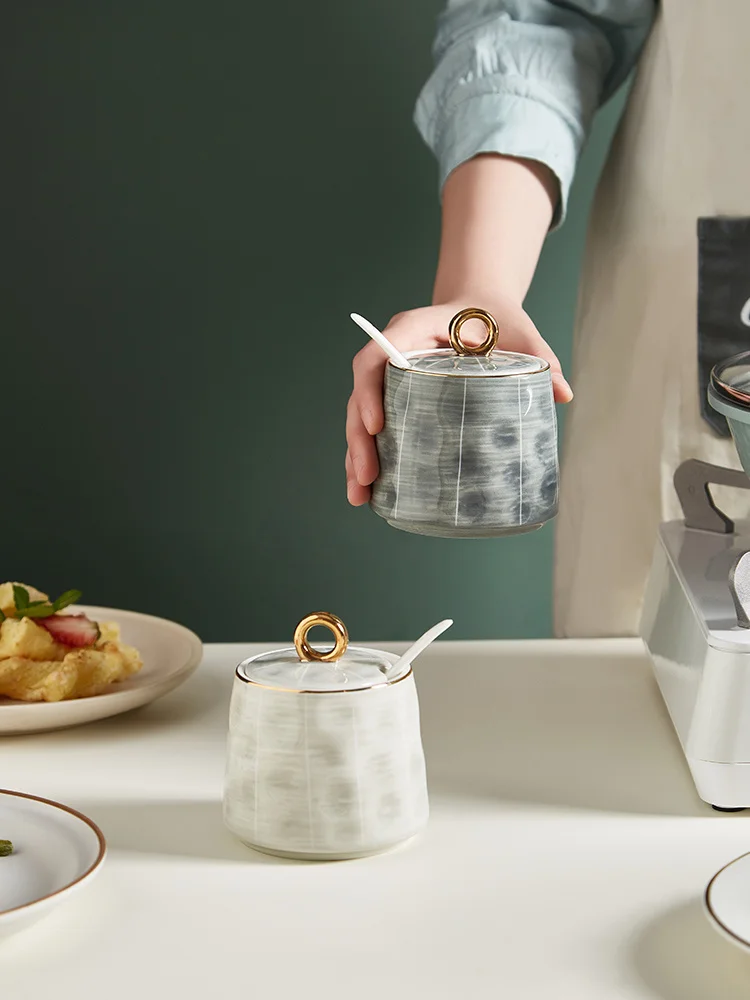 Керамическая коробка для приправ с ложкой в скандинавском стиле, большой емкости, бытовая банка для приправ, товары для кухни, выбор интерне...
Керамическая коробка для приправ с ложкой в скандинавском стиле, большой емкости, бытовая банка для приправ, товары для кухни, выбор интерне...