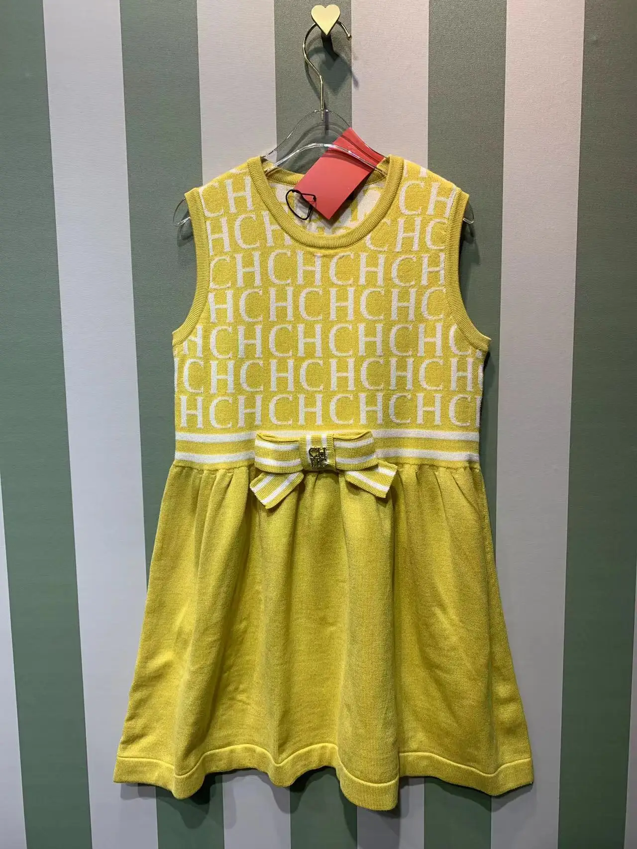 Designer Children's Wear 2023 Girls' New Knitted Sleeveless Letter Printing Sweet and Simple Fashion Dress
Designer Children's Wear 2023 Girls' New Knitted Sleeveless Letter Printing Sweet and Simple Fashion Dress