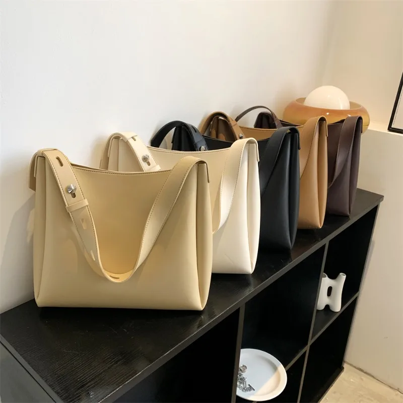 Bucket Shoulder Bag Female New Casual Tote Large Capacity Simple Women's Bags Daily with The Travel Must-have Messenger PU
Bucket Shoulder Bag Female New Casual Tote Large Capacity Simple Women's Bags Daily with The Travel Must-have Messenger PU