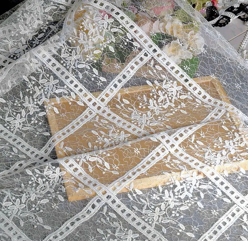 1meter price White embroidered lace fabric wedding dress fabric curtains dessert table table cloth mesh wedding lace
1meter price White embroidered lace fabric wedding dress fabric curtains dessert table table cloth mesh wedding lace