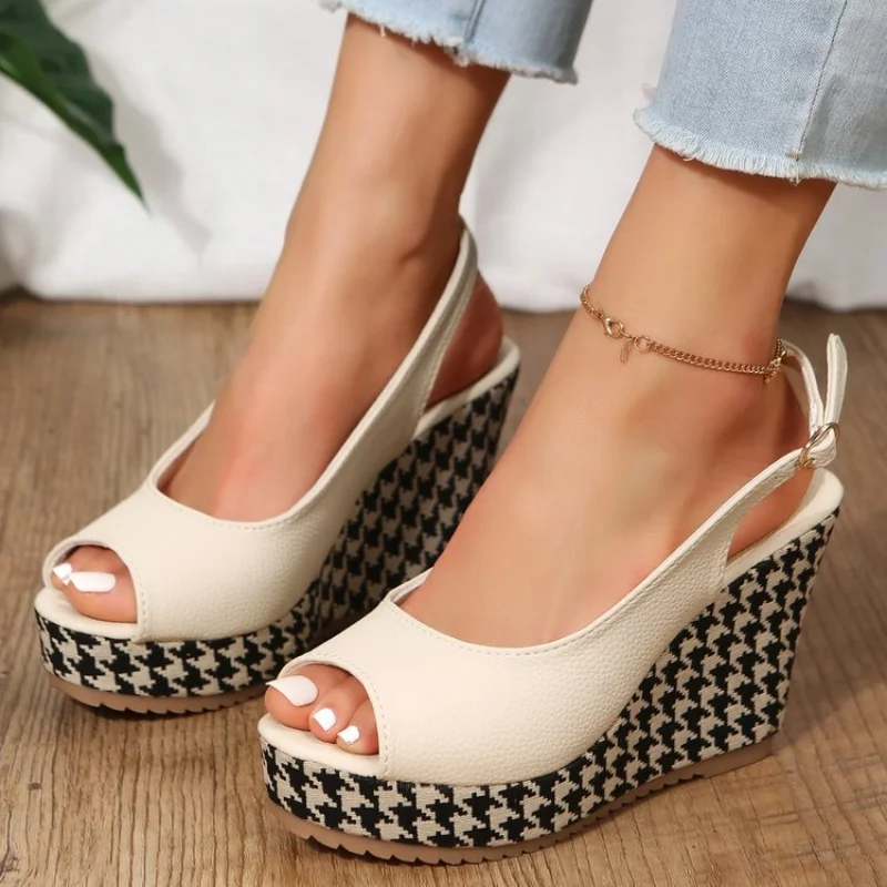 LIHUAMAO Patent leather Wedges platform peep toe ankle strap sandals casual beach sandals high heel pumps party wedding shoes
LIHUAMAO Patent leather Wedges platform peep toe ankle strap sandals casual beach sandals high heel pumps party wedding shoes