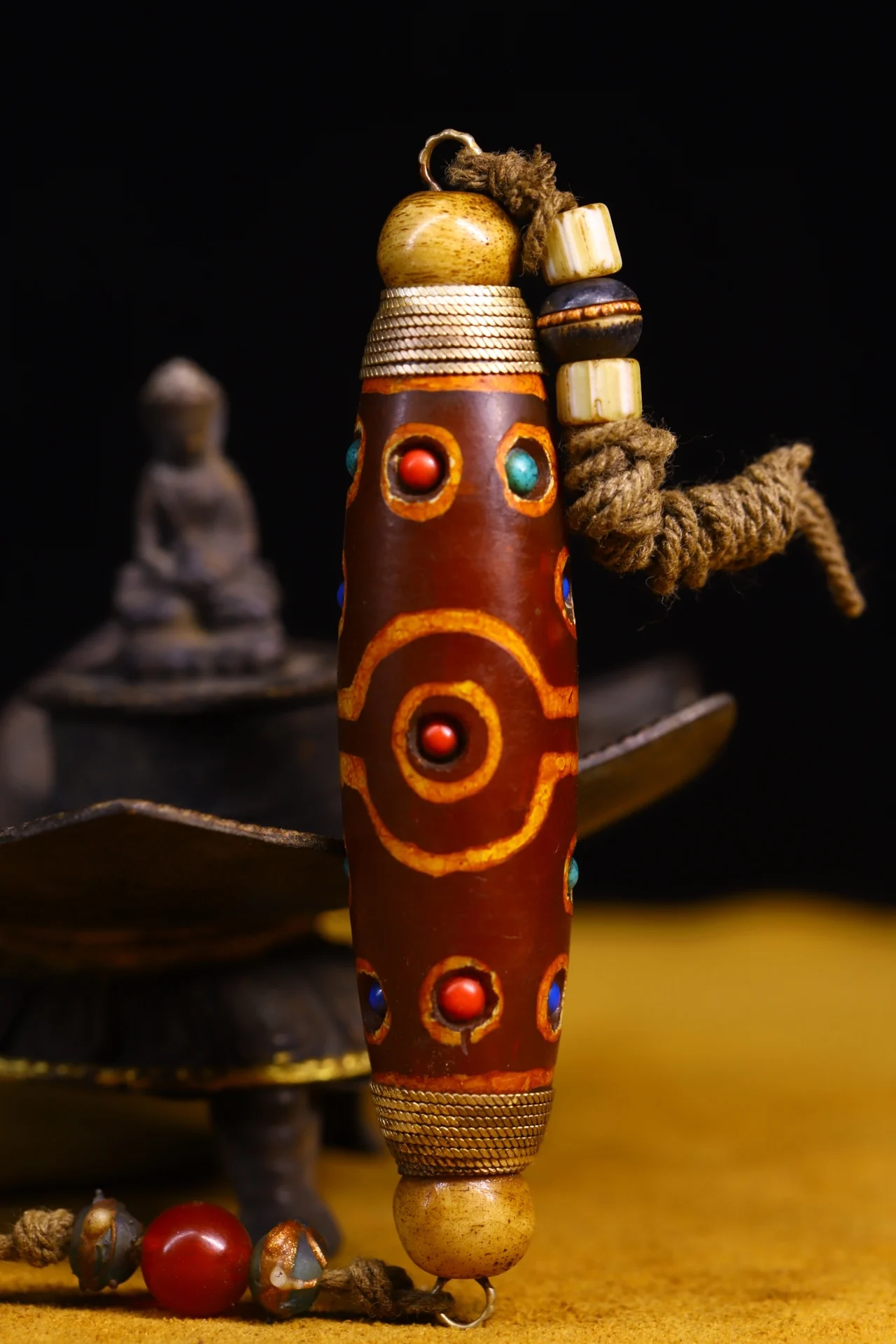 4" Tibetan Temple Collection natural agate mosaic gem filigree Dzi Beads nine eyeballs Amulet pendant magic weapon Town house
4" Tibetan Temple Collection natural agate mosaic gem filigree Dzi Beads nine eyeballs Amulet pendant magic weapon Town house