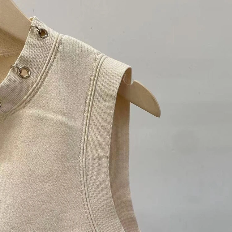 Women's Knit Set Metal Ring Sleeveless Solid Color Short Knitted Sweater + Elastic Waist Pleated Mini Skirt 2022 Autumn new
Women's Knit Set Metal Ring Sleeveless Solid Color Short Knitted Sweater + Elastic Waist Pleated Mini Skirt 2022 Autumn new