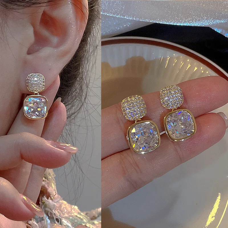 New Full Rhinestone Square Stud Earring Temperament Exquisite Niche Fashion Ear Stud Women Wedding Jewelry Birthday Gifts
New Full Rhinestone Square Stud Earring Temperament Exquisite Niche Fashion Ear Stud Women Wedding Jewelry Birthday Gifts