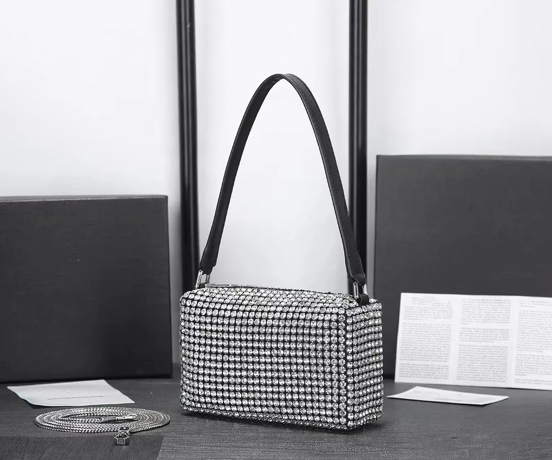 High-end diamond small square bag Western style handbag ladies 2022 new commuter all-match one-shoulder messenger girl bag
High-end diamond small square bag Western style handbag ladies 2022 new commuter all-match one-shoulder messenger girl bag