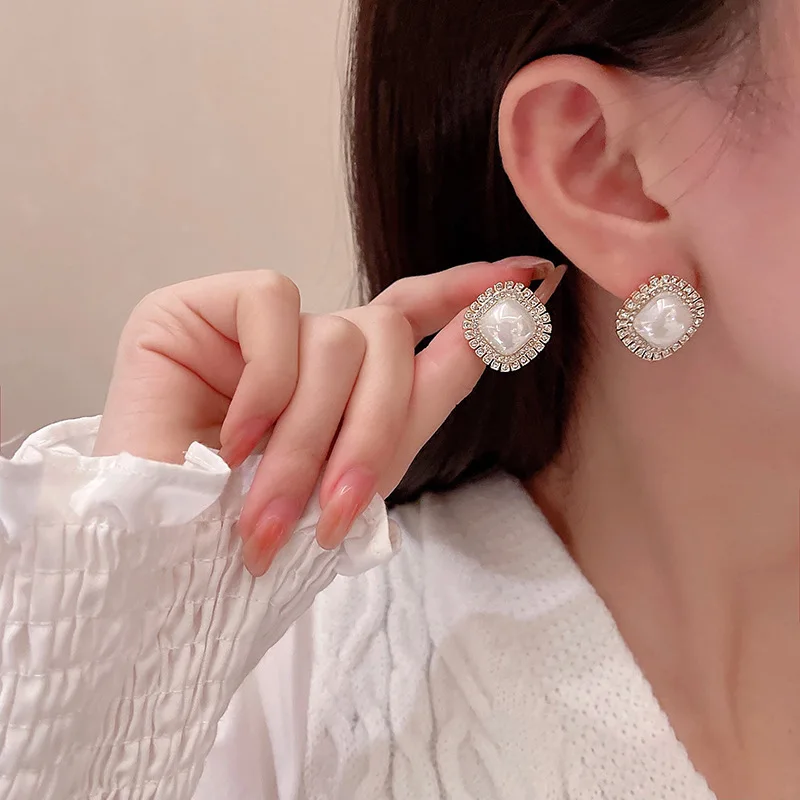 Серебряные серьги S925 пробы в Южном стиле, инкрустированные бриллиантами, геометрические серьги, легкие и роскошные серьги с жемчугом русал...
Серебряные серьги S925 пробы в Южном стиле, инкрустированные бриллиантами, геометрические серьги, легкие и роскошные серьги с жемчугом русал...
