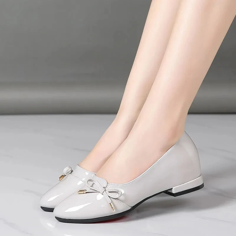 Leather Shoes for Women Comfort Soft Sole Flat Heel Shoes Ladies All-match Casual Female Loafer Large Size 42 43 zapatos mujer
Leather Shoes for Women Comfort Soft Sole Flat Heel Shoes Ladies All-match Casual Female Loafer Large Size 42 43 zapatos mujer