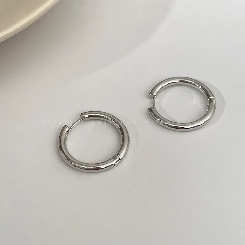 Classic Fashion Hoop Earrings For Women Gold Silver Color Ear Buckle Minimalist Office Round Smooth Metal Earring Jewelry Gift
Classic Fashion Hoop Earrings For Women Gold Silver Color Ear Buckle Minimalist Office Round Smooth Metal Earring Jewelry Gift
