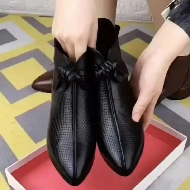 Soft Leather Style Snow Boots For Women 2022 Winter New Style Female Pointy Toe Thick Heel Ankle Boots Comfortable Mother Shoes
Soft Leather Style Snow Boots For Women 2022 Winter New Style Female Pointy Toe Thick Heel Ankle Boots Comfortable Mother Shoes
