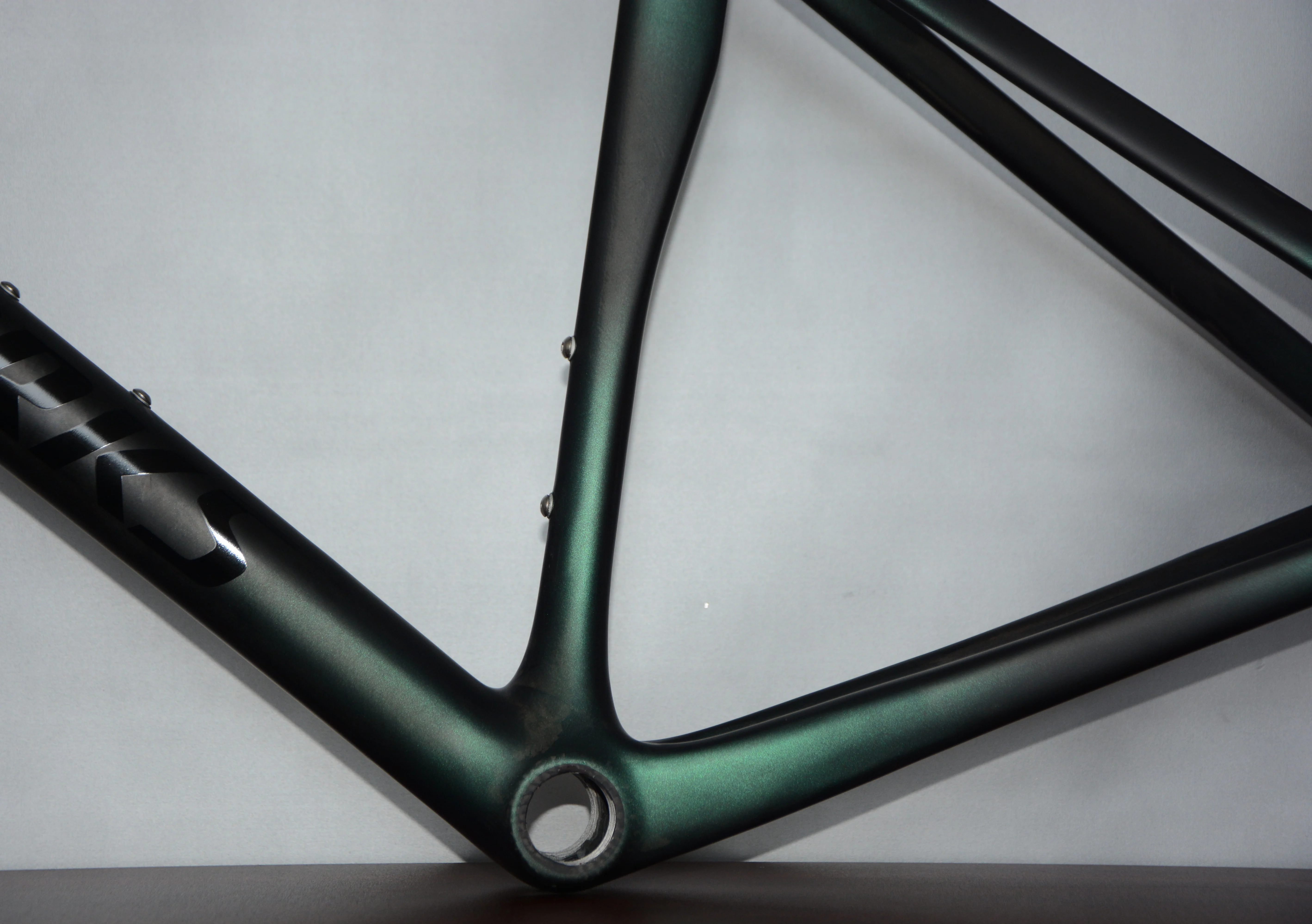 2022 SL7 Brand Carbon Road Bike Frame Chameleon Carbon Bicycle Frame T1000 AERO Design Bicycle BB30/BSA Racing Bike Frame
2022 SL7 Brand Carbon Road Bike Frame Chameleon Carbon Bicycle Frame T1000 AERO Design Bicycle BB30/BSA Racing Bike Frame