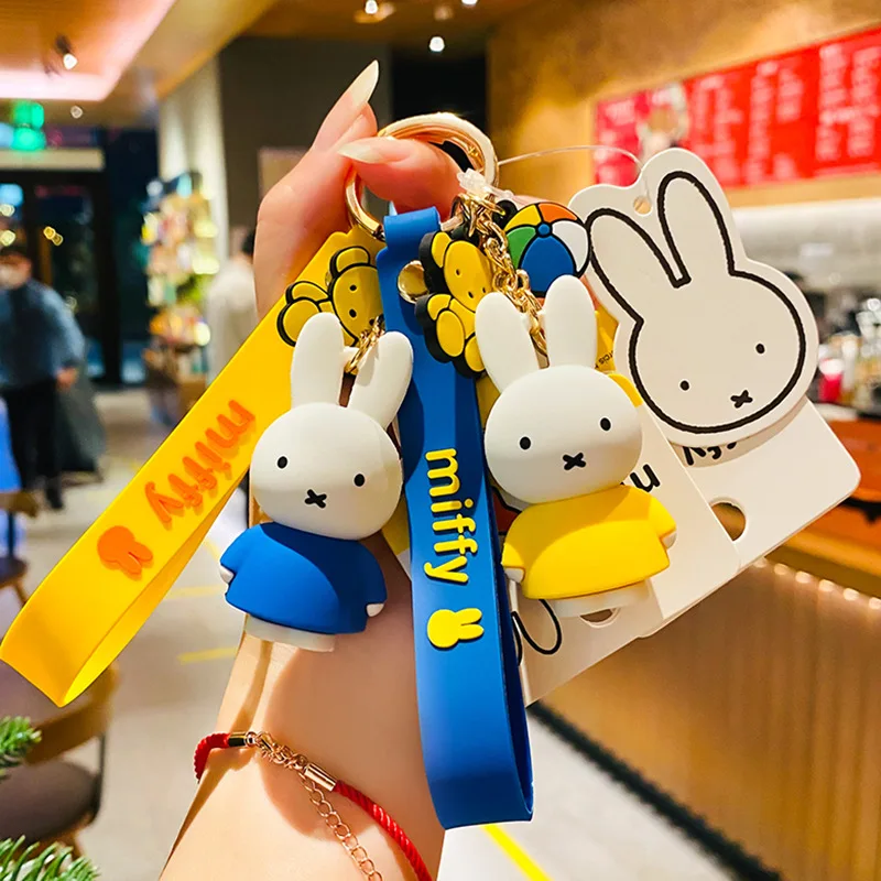 Miffy Kawaii японская Милая подвеска мультяшный автомобиль брелок школьная сумка очаровательные креативные небольшие подарки для пар
Miffy Kawaii японская Милая подвеска мультяшный автомобиль брелок школьная сумка очаровательные креативные небольшие подарки для пар