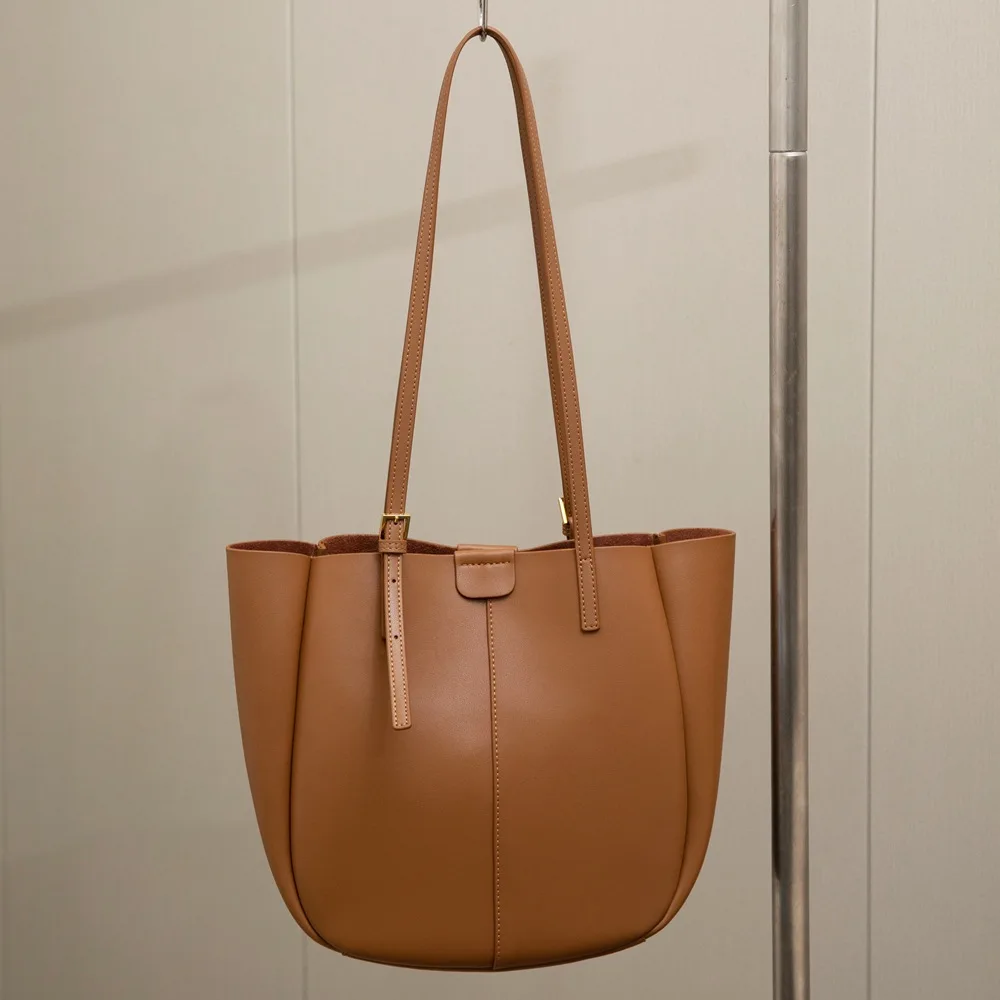 NMD Women’s bag Genuine Leather Stylish Saddle Bag Handbag Luxury Cowhide Female Shoulder Bag Tote bag with large Capacity
NMD Women’s bag Genuine Leather Stylish Saddle Bag Handbag Luxury Cowhide Female Shoulder Bag Tote bag with large Capacity