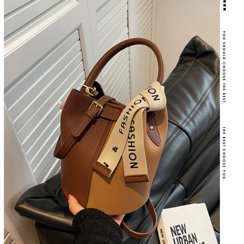 Портативная Сумка-мешок для женщин, новинка 2023, маленькая сумка через плечо, шелковый шарф, сумка на одно плечо, Высококачественная сумка контрастных цветов
Портативная Сумка-мешок для женщин, новинка 2023, маленькая сумка через плечо, шелковый шарф, сумка на одно плечо, Высококачественная сумка контрастных цветов