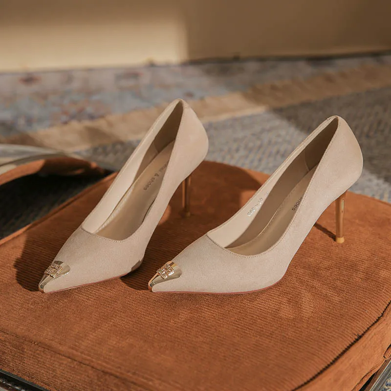 Женские туфли-лодочки с острым носком, на тонком высоком каблуке 6 см
Женские туфли-лодочки с острым носком, на тонком высоком каблуке 6 см