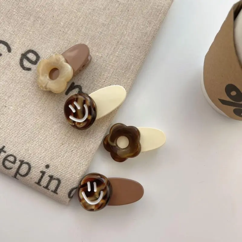 2Pc New Korean Elegant Flower Smiley Hair Clips for Women Girls Cute Children Hairpin Holiday Gift Hair Accessories Wholesale 
2Pc New Korean Elegant Flower Smiley Hair Clips for Women Girls Cute Children Hairpin Holiday Gift Hair Accessories Wholesale