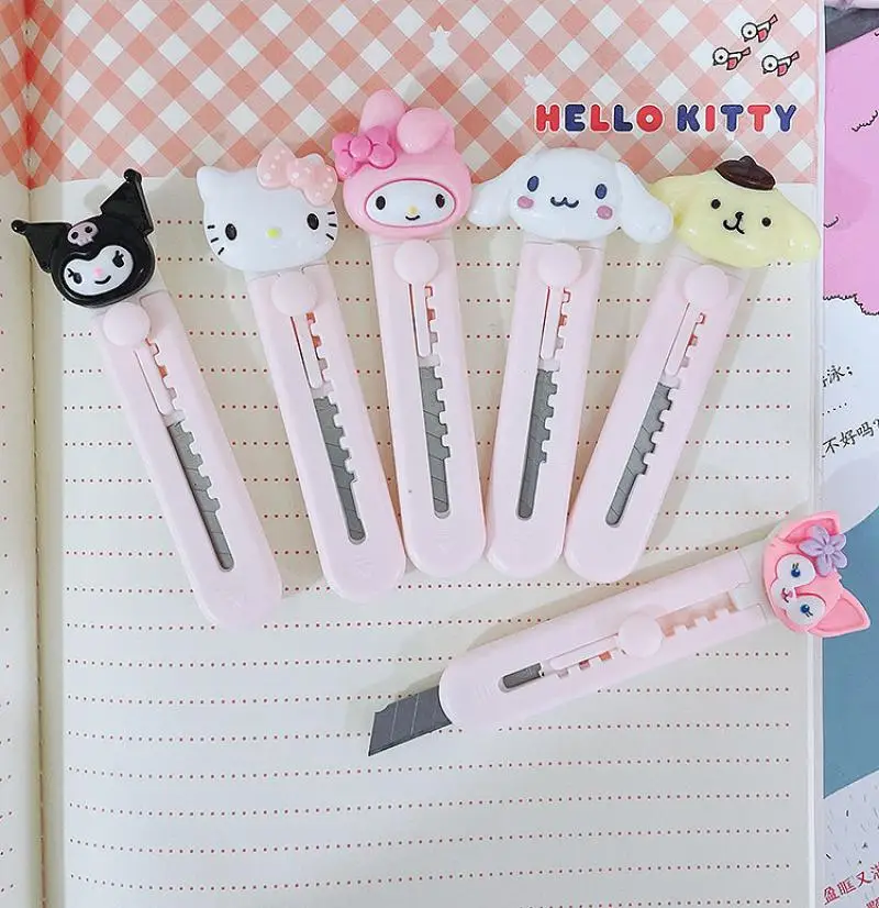 Милый универсальный нож Sanrio Hellokittys Kuromi Mymelody Cinnamoroll помпон Purin мини бумажный нож симпатичный ручной нож
Милый универсальный нож Sanrio Hellokittys Kuromi Mymelody Cinnamoroll помпон Purin мини бумажный нож симпатичный ручной нож