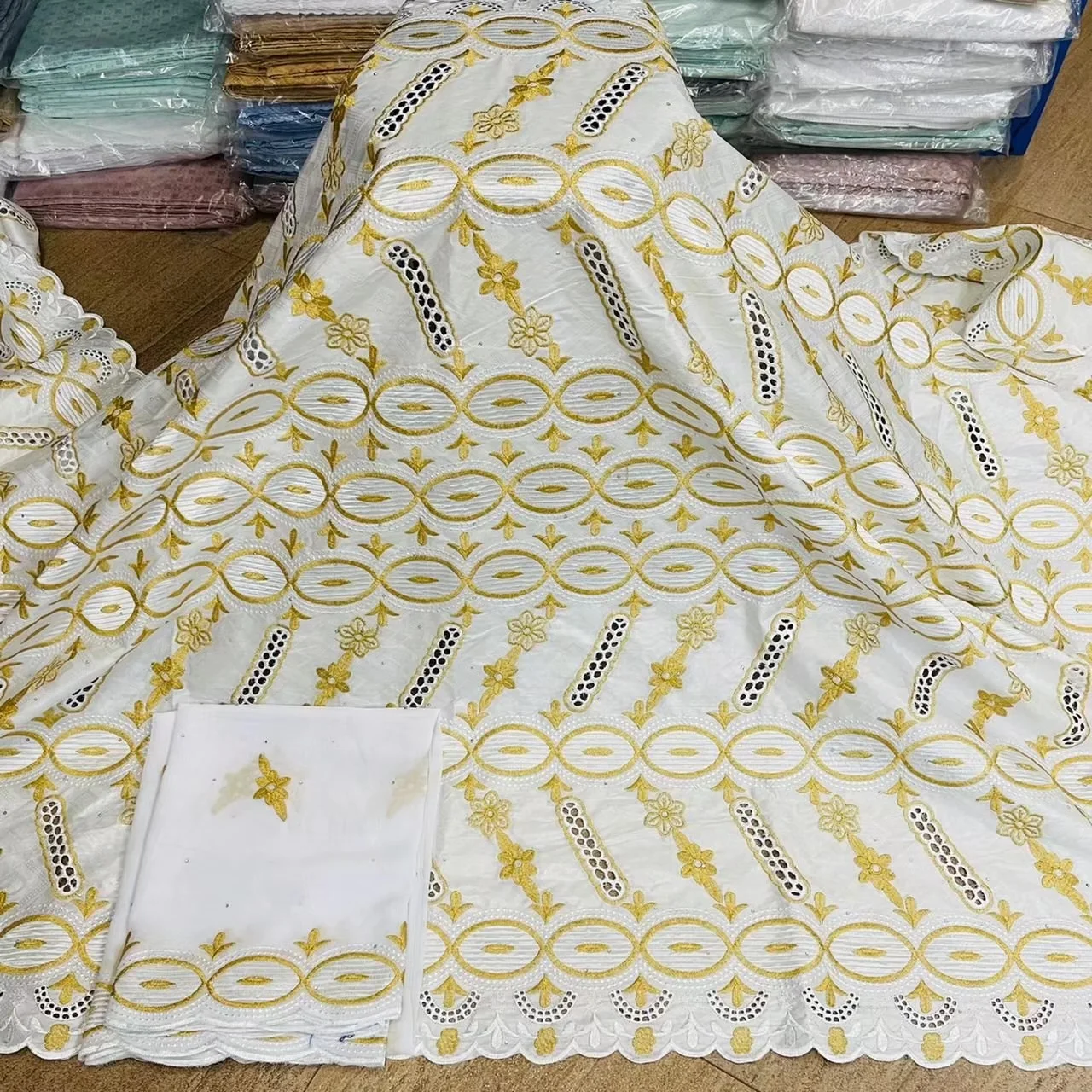 2022 Latest Off White African Bazin Riche 5+2 Yard Brocade Fabric High Quality Punch Stone Lace Swiss For Bride Prom Dress Sew
2022 Latest Off White African Bazin Riche 5+2 Yard Brocade Fabric High Quality Punch Stone Lace Swiss For Bride Prom Dress Sew