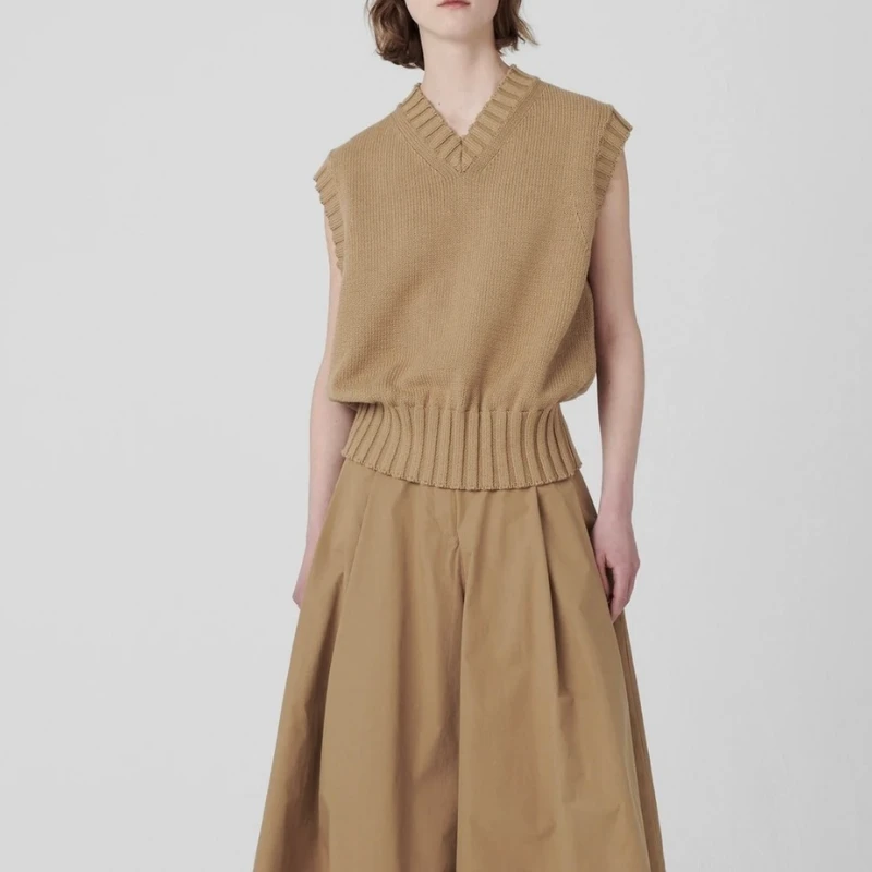 Women's V-neck Sleeveless Sweater Vest 2023 Early Spring New Women's Simple Casual Loose Solid Color Knitted Tank Top 
Women's V-neck Sleeveless Sweater Vest 2023 Early Spring New Women's Simple Casual Loose Solid Color Knitted Tank Top