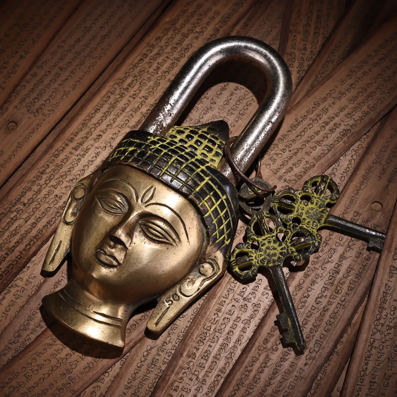 6" Tibetan Temple Collection Old Bronze Gilt Shakyamuni Buddha head Lock door lock Amulet Dharma Town house Exorcism
6" Tibetan Temple Collection Old Bronze Gilt Shakyamuni Buddha head Lock door lock Amulet Dharma Town house Exorcism