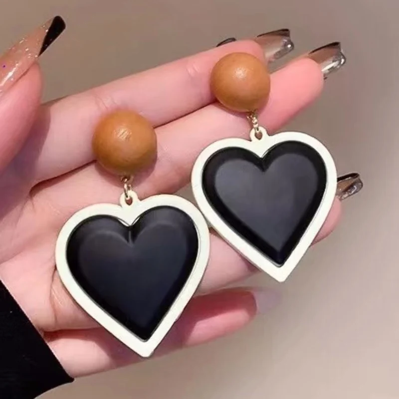 Luxury stud earring. High quality product made of brass. Wedding party girl gift ornament. Retro temperament earrings for girls
Luxury stud earring. High quality product made of brass. Wedding party girl gift ornament. Retro temperament earrings for girls