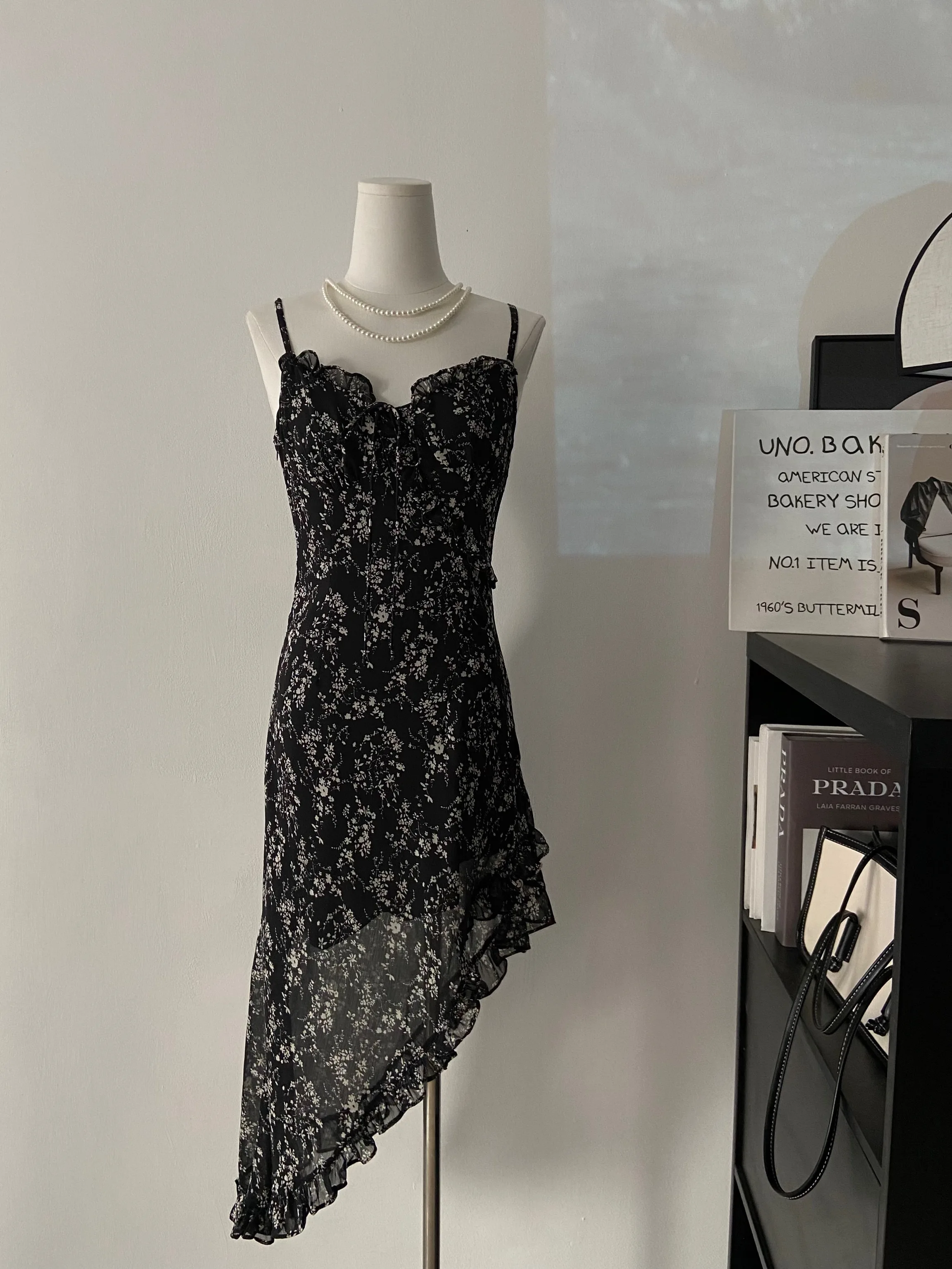 French Vintage Floral Slip Dress Women's Summer 2023 New Niche Design Sexy Irregular Chiffon Dress
French Vintage Floral Slip Dress Women's Summer 2023 New Niche Design Sexy Irregular Chiffon Dress