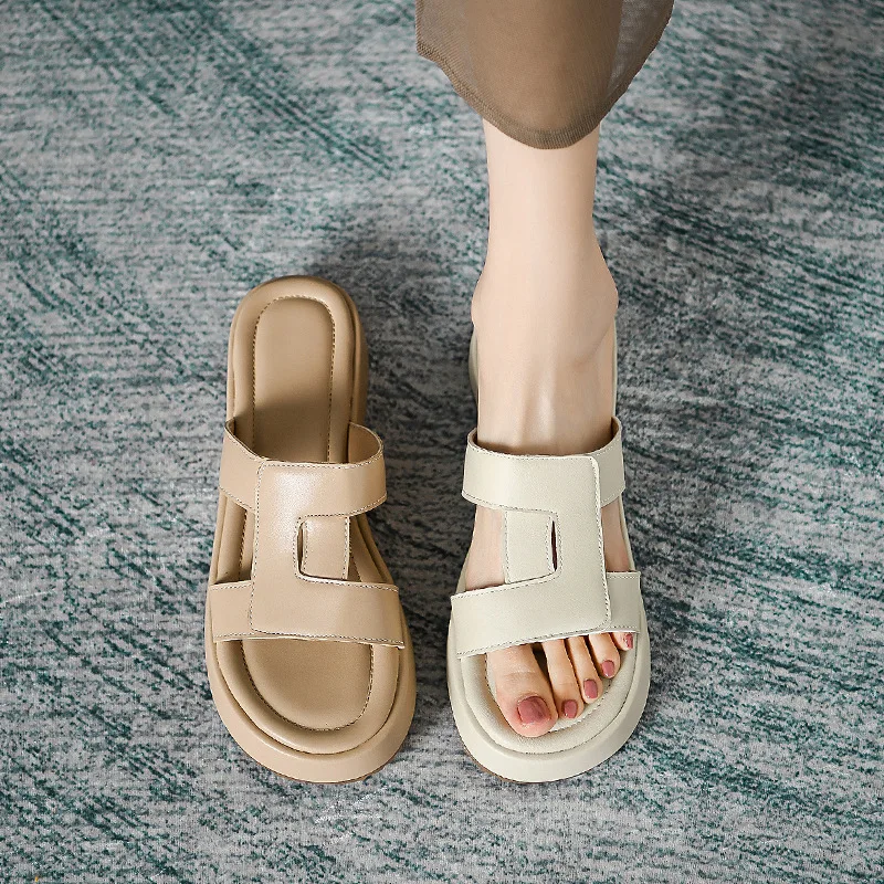 Женские тапочки, низкие резиновые шлепанцы, шлепанцы, женские мягкие Гавайские шлепанцы на платформе, римские скандалы из искусственной кожи, ткань на расширяющемся книзу каблуке, лето 2023
Женские тапочки, низкие резиновые шлепанцы, шлепанцы, женские мягкие Гавайские шлепанцы на платформе, римские скандалы из искусственной кожи, ткань на расширяющемся книзу каблуке, лето 2023