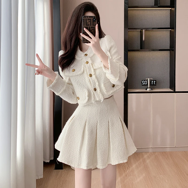 Women Tweed Set 2023 Fall Winter Round Neck Long Sleeve Tassel Tweed Jacket Pleated Skirt Elegant Luxury White Tweed 2 Piece Set
Women Tweed Set 2023 Fall Winter Round Neck Long Sleeve Tassel Tweed Jacket Pleated Skirt Elegant Luxury White Tweed 2 Piece Set