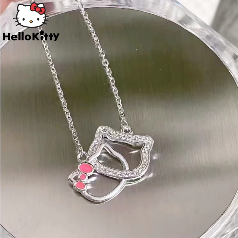 Женское Ожерелье Sanrio, Hello Kitty Y2k, Новая женская роматическая мультяшная цепь из двух котят на ключицу, серебро 925 пробы, подарки подруге, ювелирные изделия из сплава
Женское Ожерелье Sanrio, Hello Kitty Y2k, Новая женская роматическая мультяшная цепь из двух котят на ключицу, серебро 925 пробы, подарки подруге, ювелирные изделия из сплава