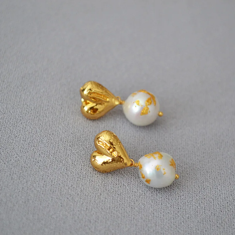 European and American niche retro brass love gold leaf baroque pearl simple temperament earrings earrings earrings women
European and American niche retro brass love gold leaf baroque pearl simple temperament earrings earrings earrings women