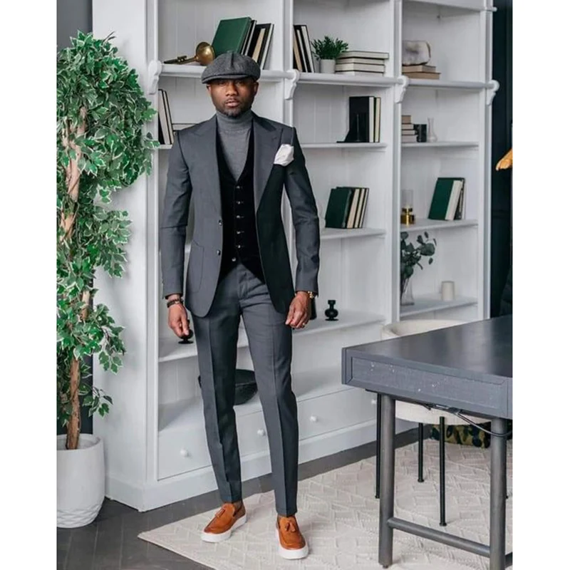 Роскошные серые мужские костюмы, однобортный элегантный наряд с лацканами, жакет и брюки, черный жилет, мужской блейзер 
Роскошные серые мужские костюмы, однобортный элегантный наряд с лацканами, жакет и брюки, черный жилет, мужской блейзер